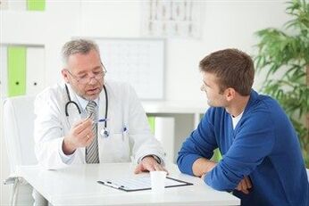 O urólogo consulta un paciente con prostatite crónica