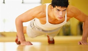 Un home realiza un exercicio de ximnasia con prostatite crónica